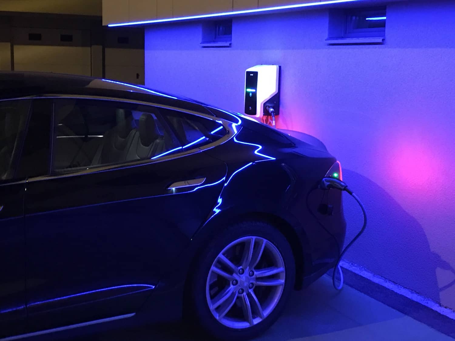 Dlaczego warto zdecydować się na ładowarkę do aut elektrycznych EVB?